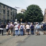 Questa foto racconta qualcosa della mia città. Ore 14.30 di un sabato di Giugno, turisti a Via Foria in attesa di andare verso l’orto botanico. Solo
