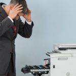 Stampante bloccata in Windows 10? Ecco come sbloccare la coda di stampa